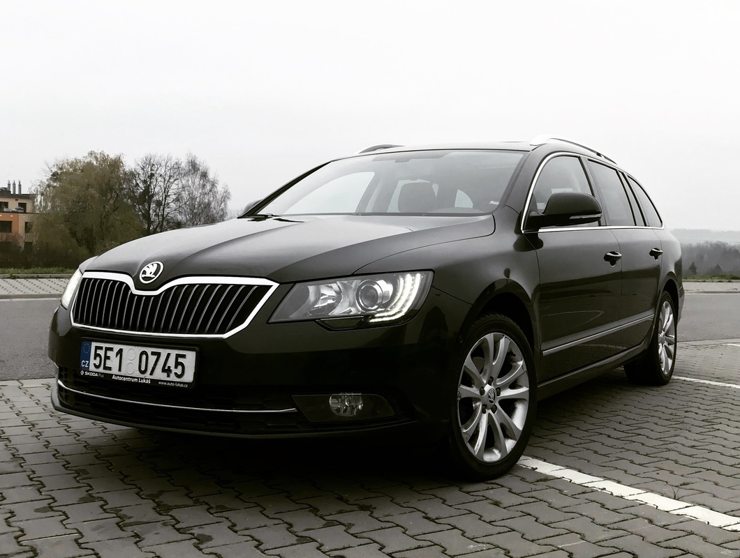 Ruční mytí osobního automobilu Škoda Superb