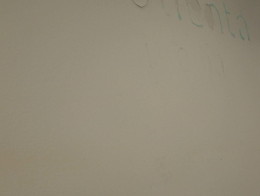 vyštukovat a vymalovat zeď na bílo