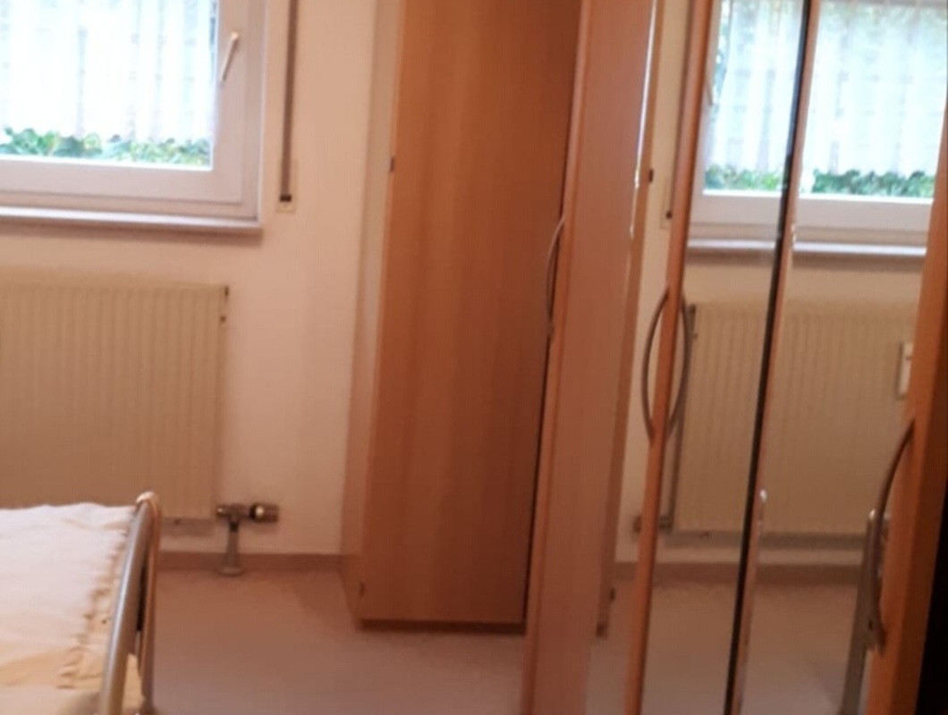 Smontovat třídílnou šatní skříň do ložnice. se třemi posuvnými dveřmi, délka 2,5 m, výška cca 2,15 m.
