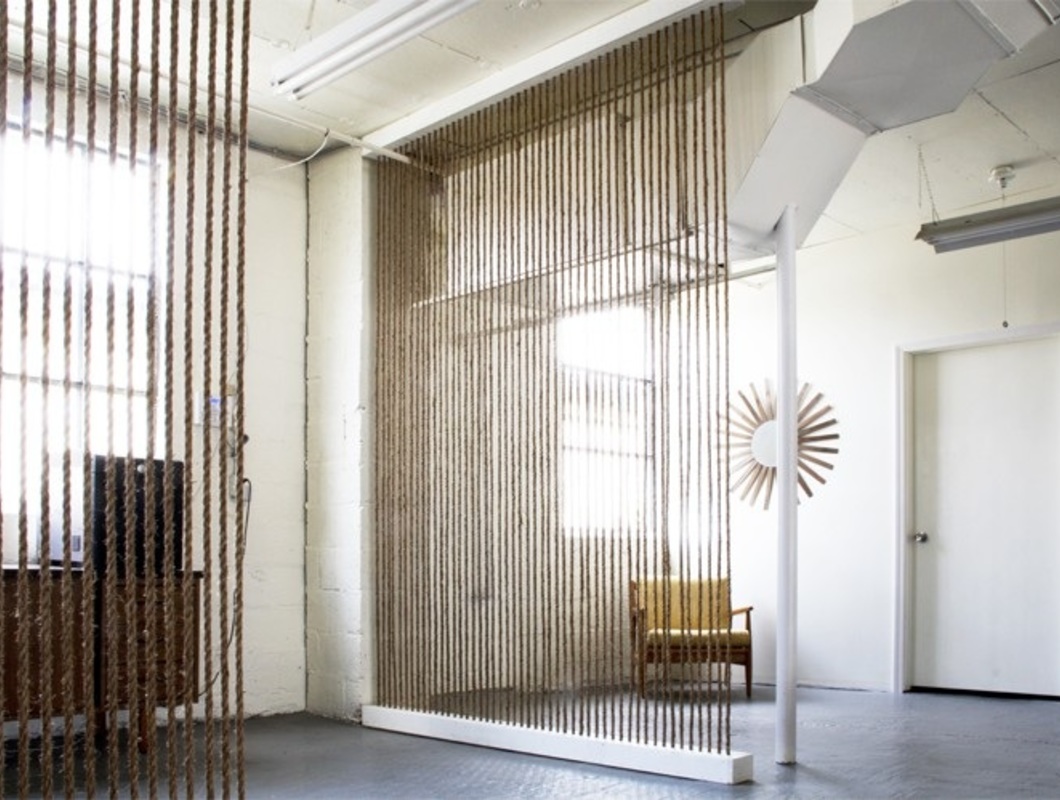 navrtání "háčků" do stropu a do země (beton)