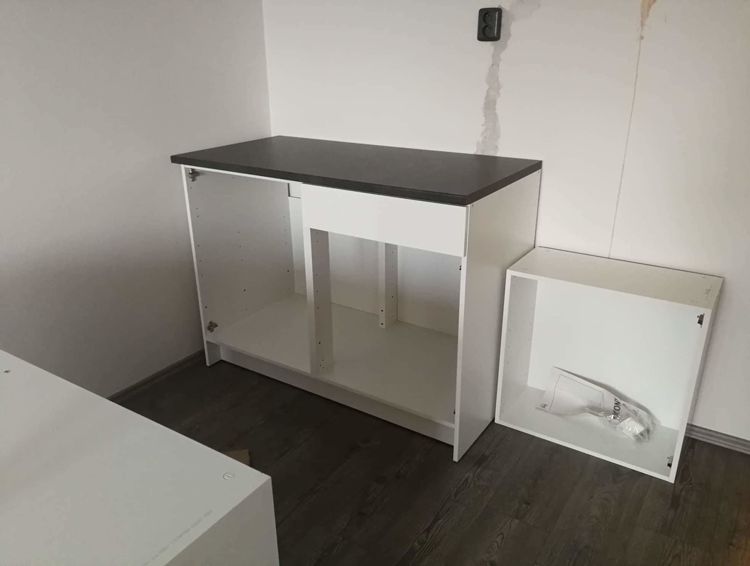 Uchycení kuchyňských horních skříněk a instalace dřezu