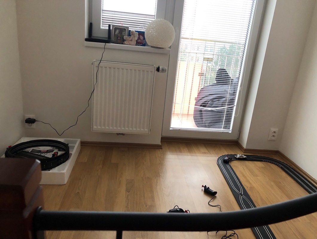 Přivrtat poličku, sestavit autodráhu