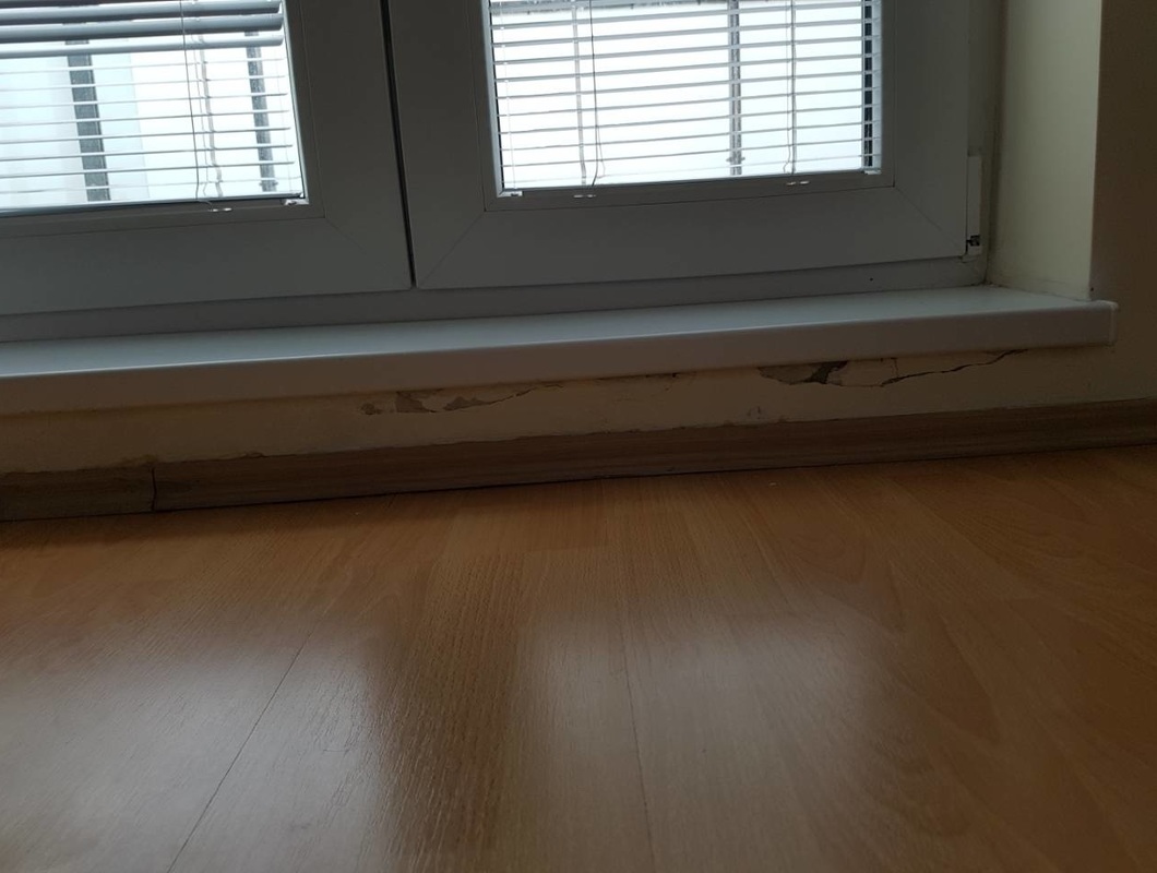 Oprava zdi-omítky pod parapetem vchod na balkón