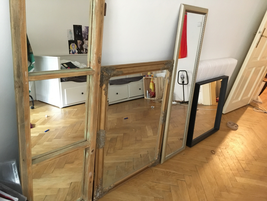 Demontáž skříňky a instalace myčky ,jedna konzole ,zavěšení zrcadel 4ks.