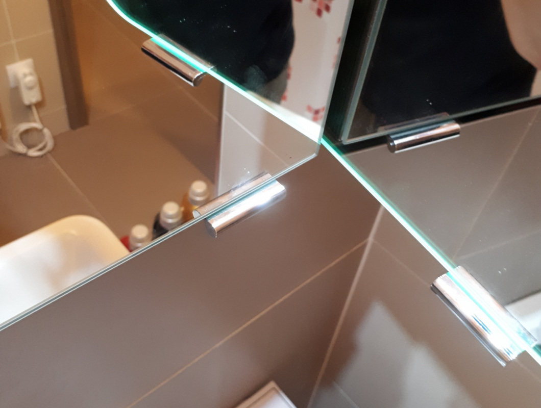 seřídit panty u  dvířek zrcadlové skříňky