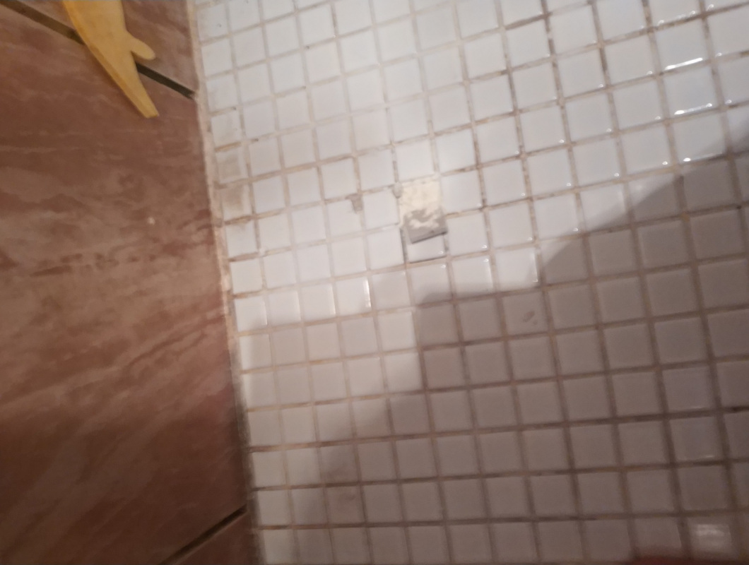 Oprava kachliček sprchový kout