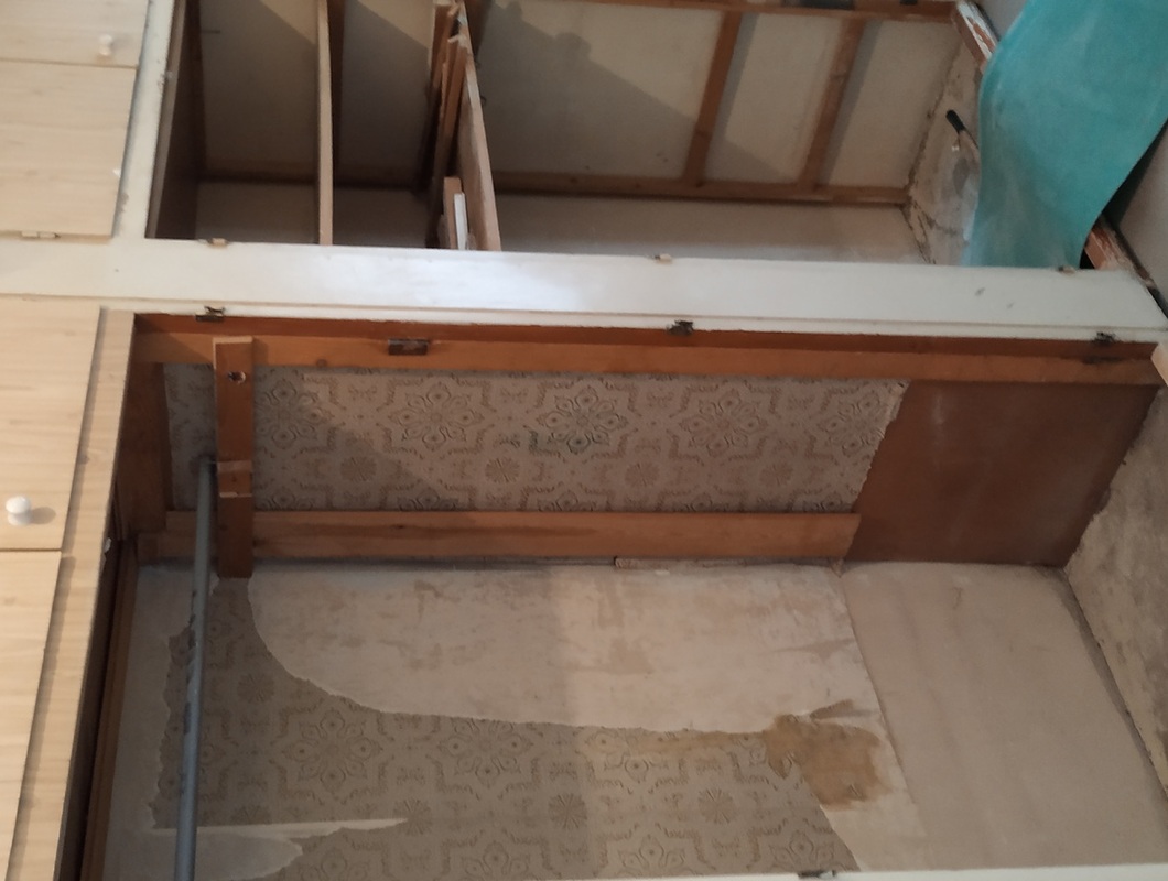 Vybourání staré vestavěné skříně, obklad kuchyňské linky a práce s tím související
