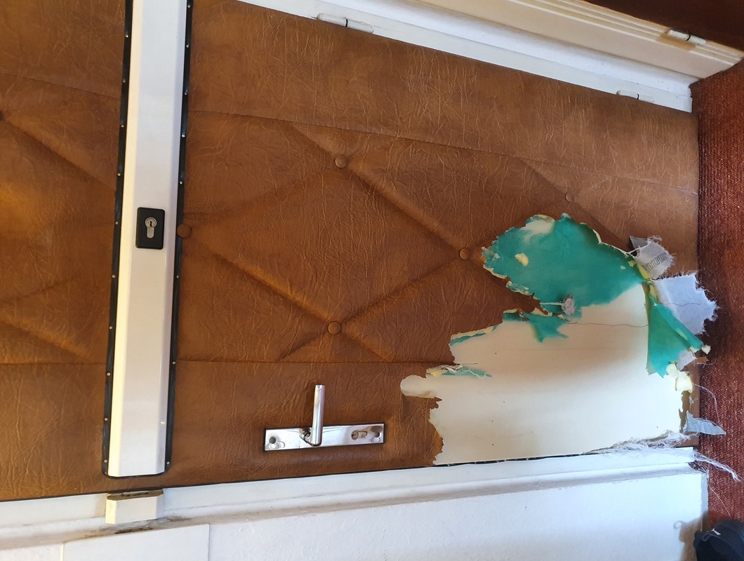 Oprava čalounění na vstupních dveří