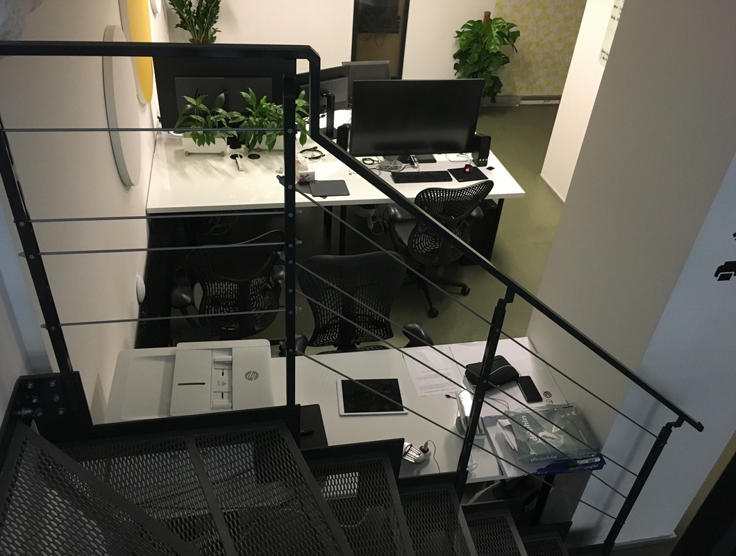 Vytvoření stěny z plexiskla mezi schody a kancelářským prostorem