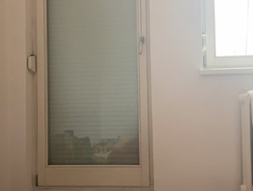 Pretrhnuta snura od venkovni rolety - snura zajela dovnitr, roleta je tym padem spadnuta dolu.
