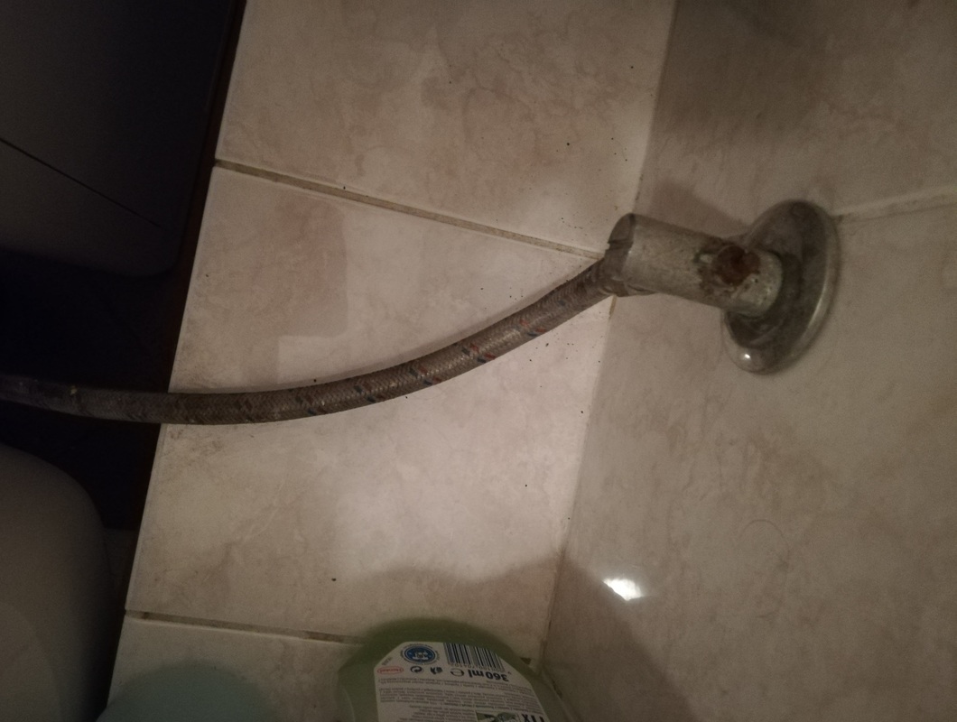 Výměna ventilu přívodní vody do pračky + výměna ventilu do WC vč. hadice + výměna dvou hadic do umyvadla