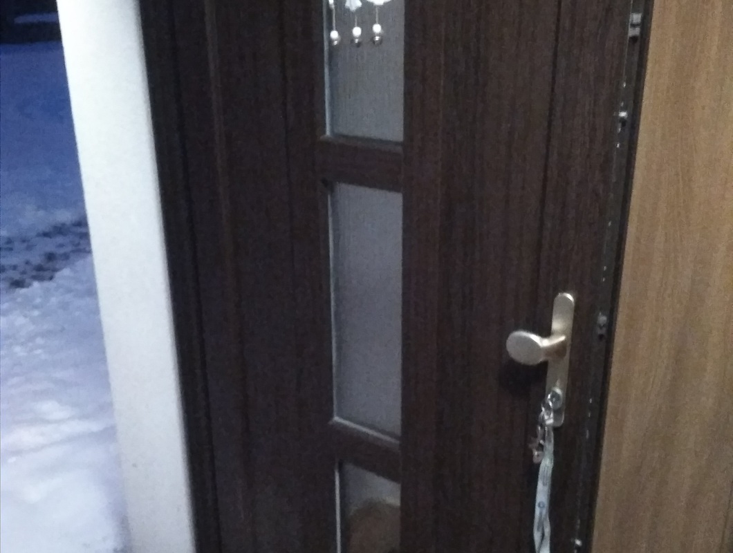 Oprava (výměna)skla ve vchodových dveřích