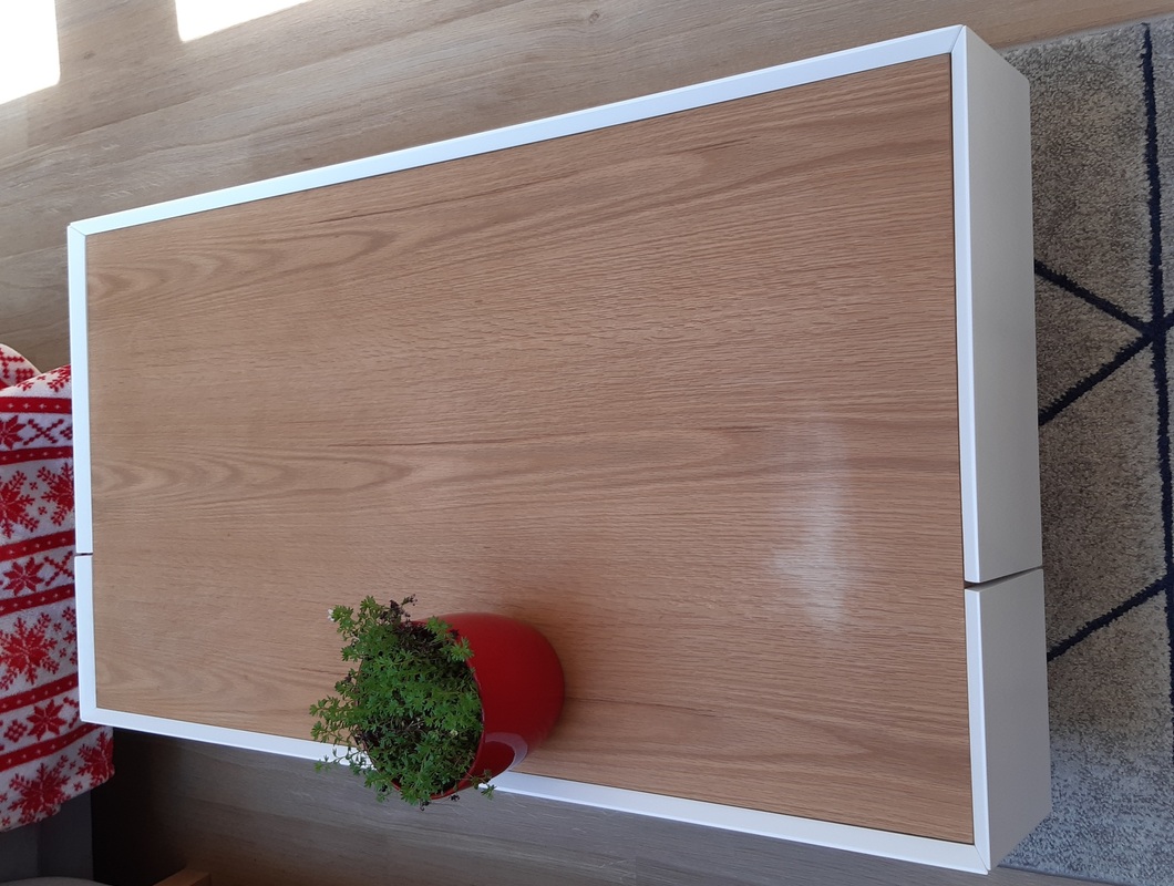 Prelakovat a natrit konferencni stolek.