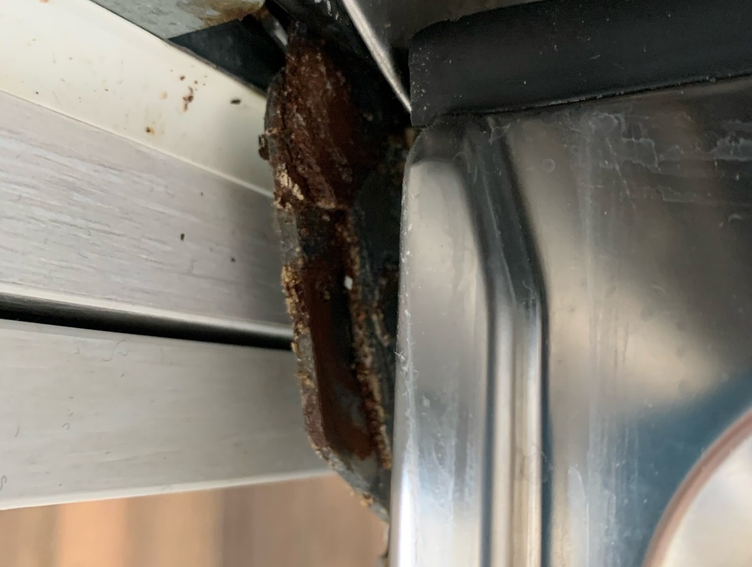 Výměna pantů u myčky