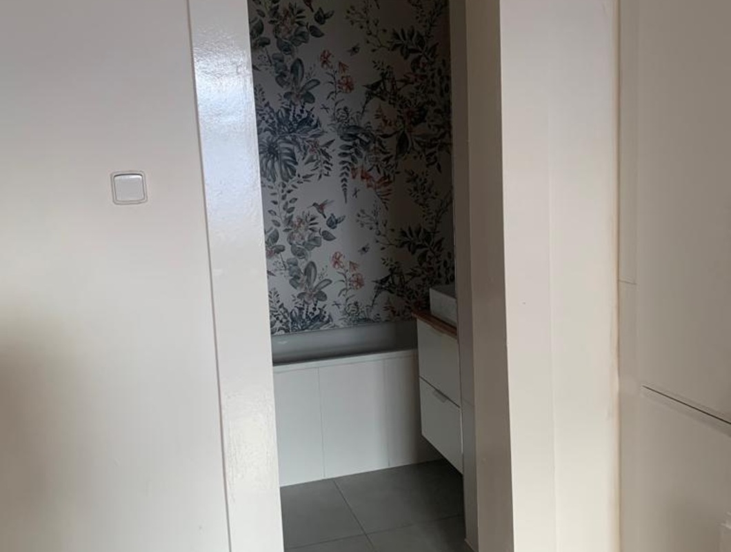 Odstranění obložkových zárubní a instalace posuvných dveří