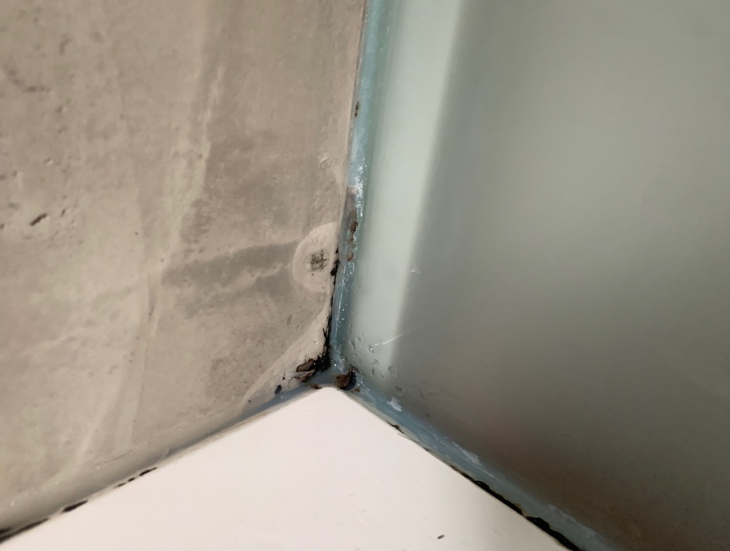 Oprava sprchového koutu - dělají se fleky ve stěrkové stěně
