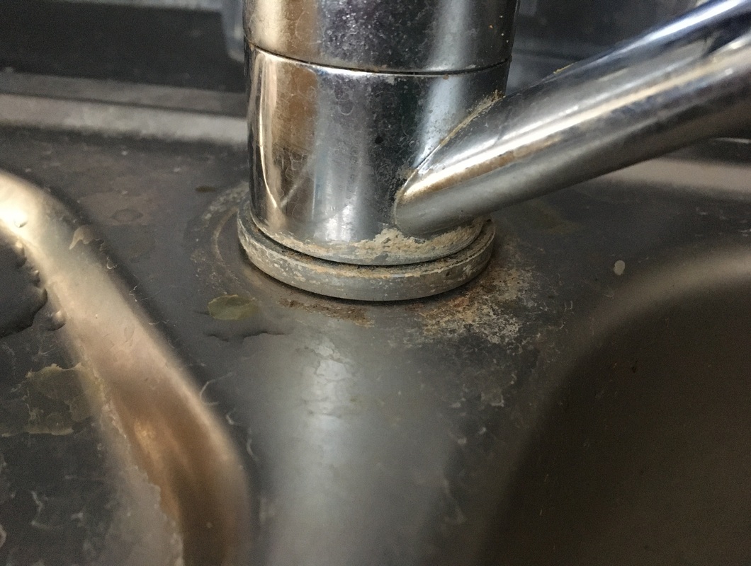 Výměna vodovodního kohoutku v kuchyňské lince