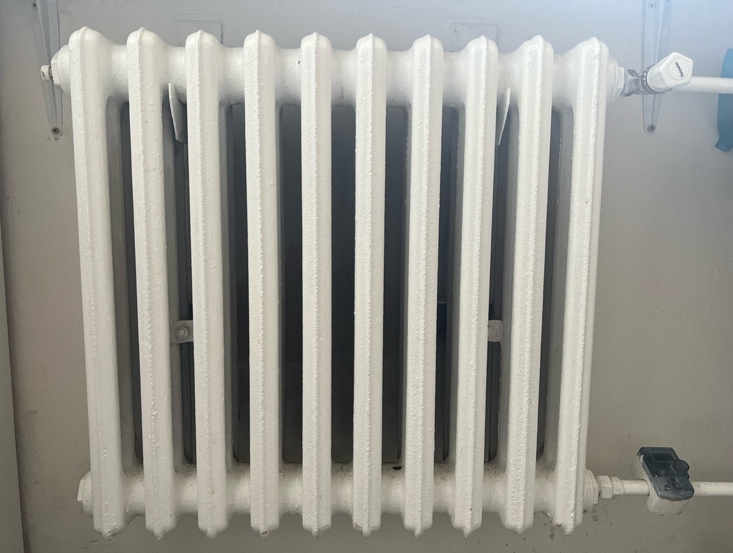 Montáž vyčištěných litinovým radiatorů