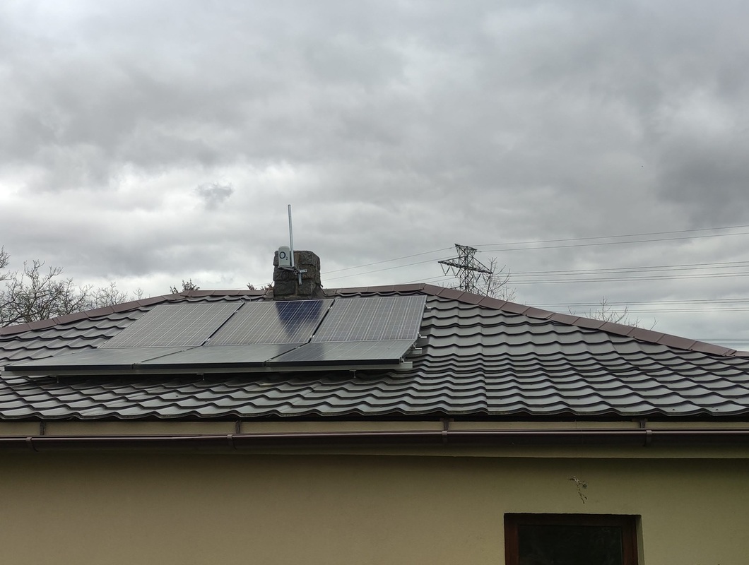 Instalace 4ks solárních panelů na střechu - jejich seriové propojení + koncovka MC4
