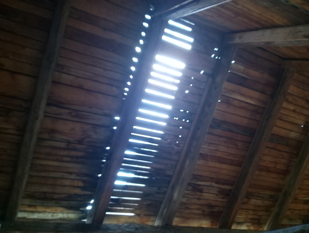 nouzové oplechování/překrytí části sedlové střechy stodoly