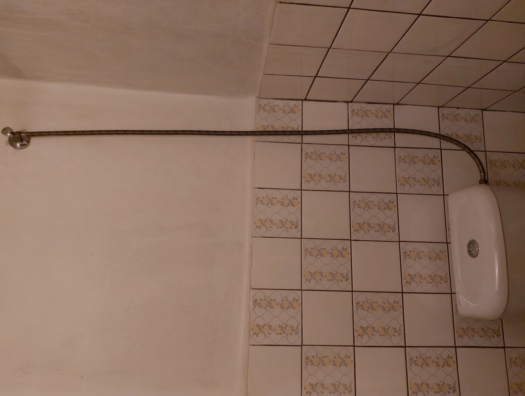 Wc nesplachuje dostačně,  do mísy vyteče pouze málo vody / malý spád.
