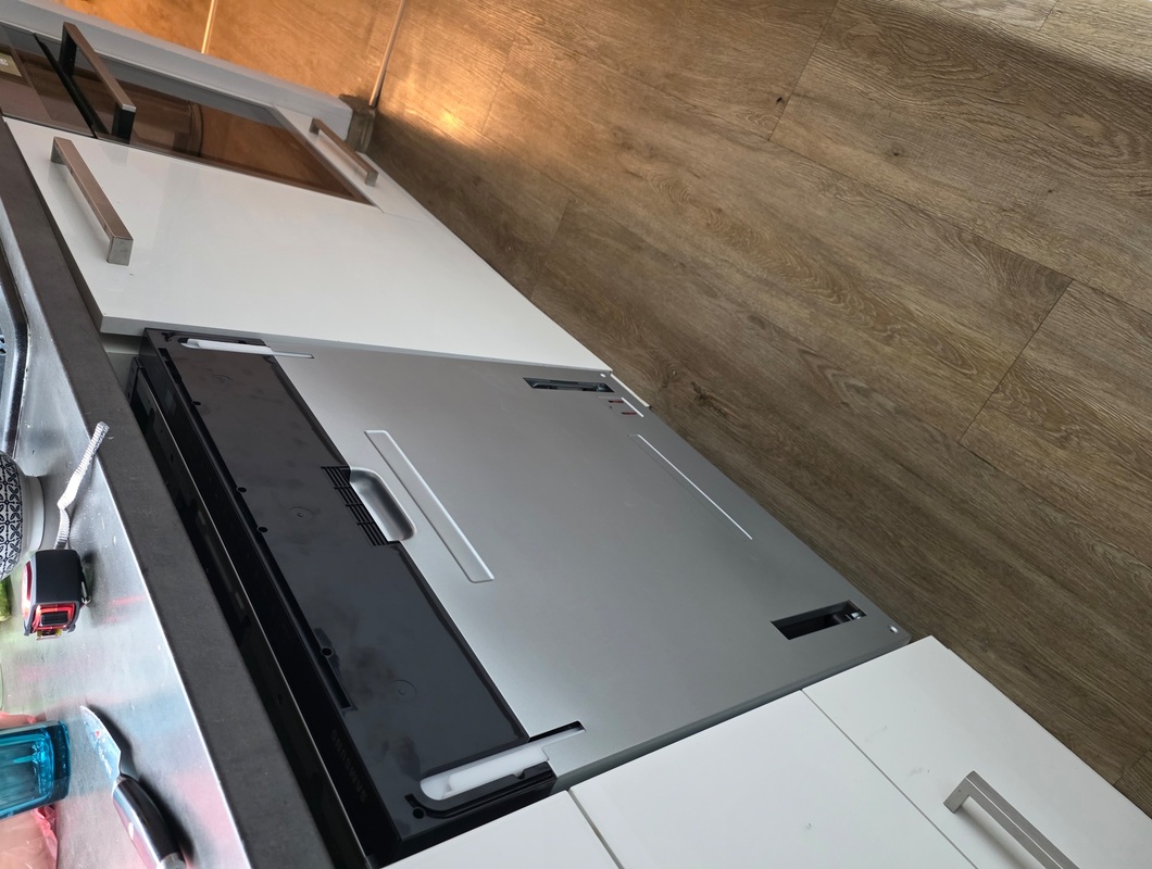 Instalace vestavné myčky - přikotvení včtně osazení dvířek kuchyňskélinky.