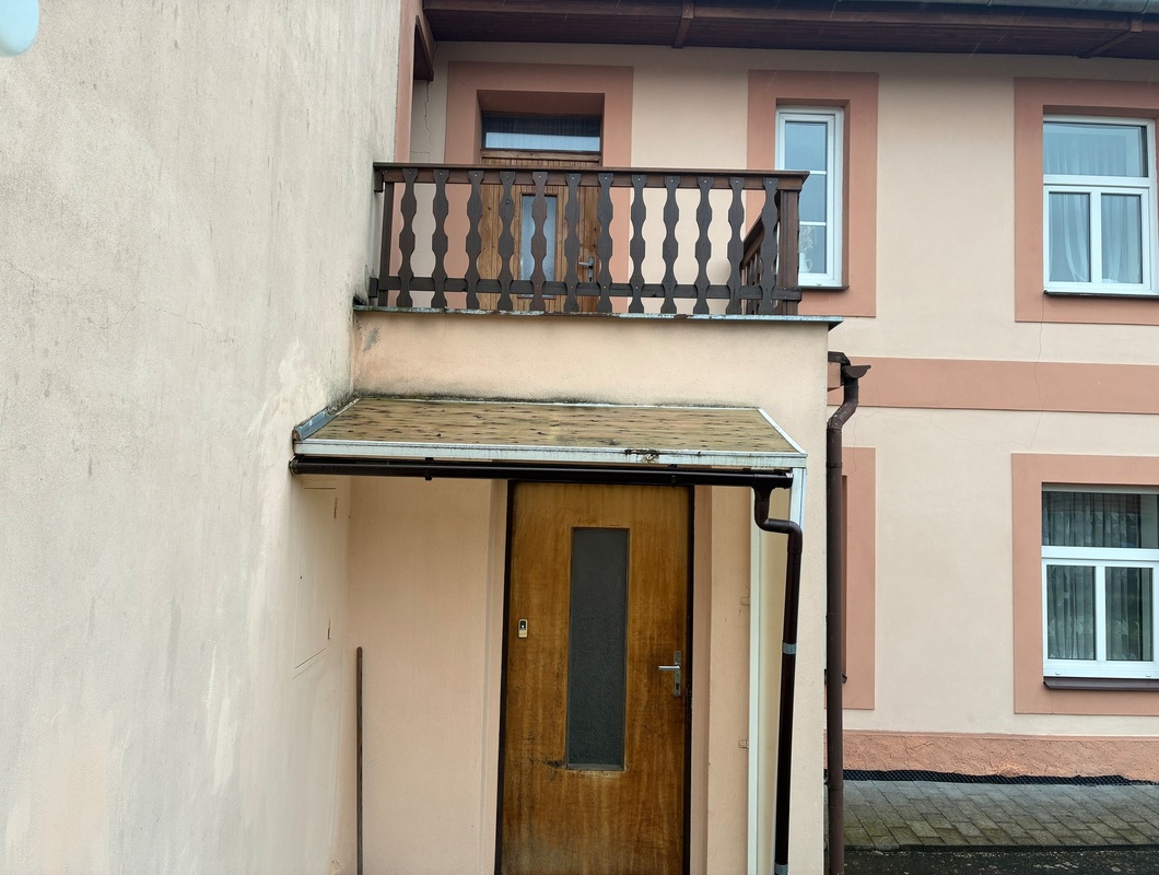 Oprava pristresku nad vchodem do domu